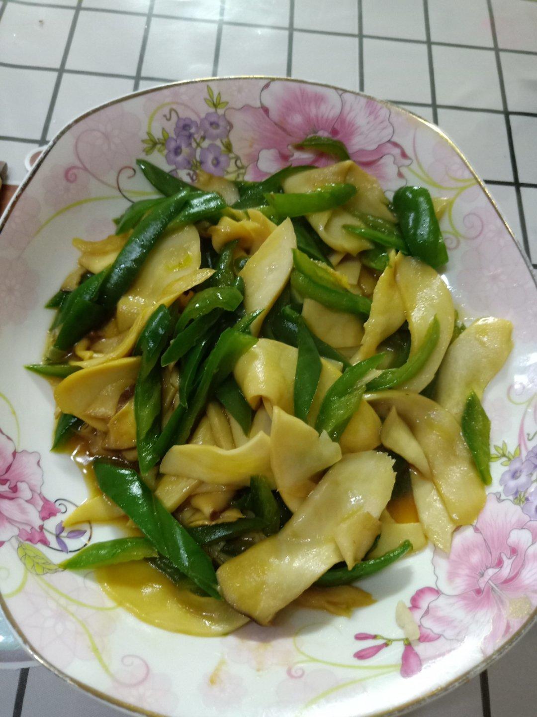 青椒炒鸡腿菇