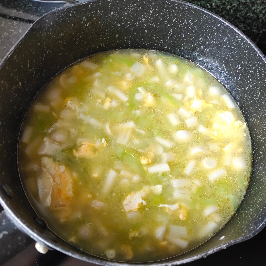 特别适合夏天喝的丝瓜菌菇汤，汤鲜味美，清爽开胃又解腻！