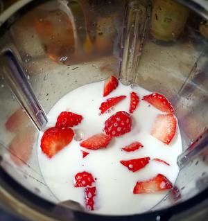 草莓蜂蜜奶昔的做法 步骤5