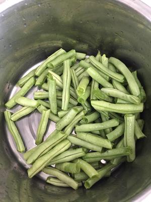 干煸才入味的榄菜四季豆的做法 步骤1