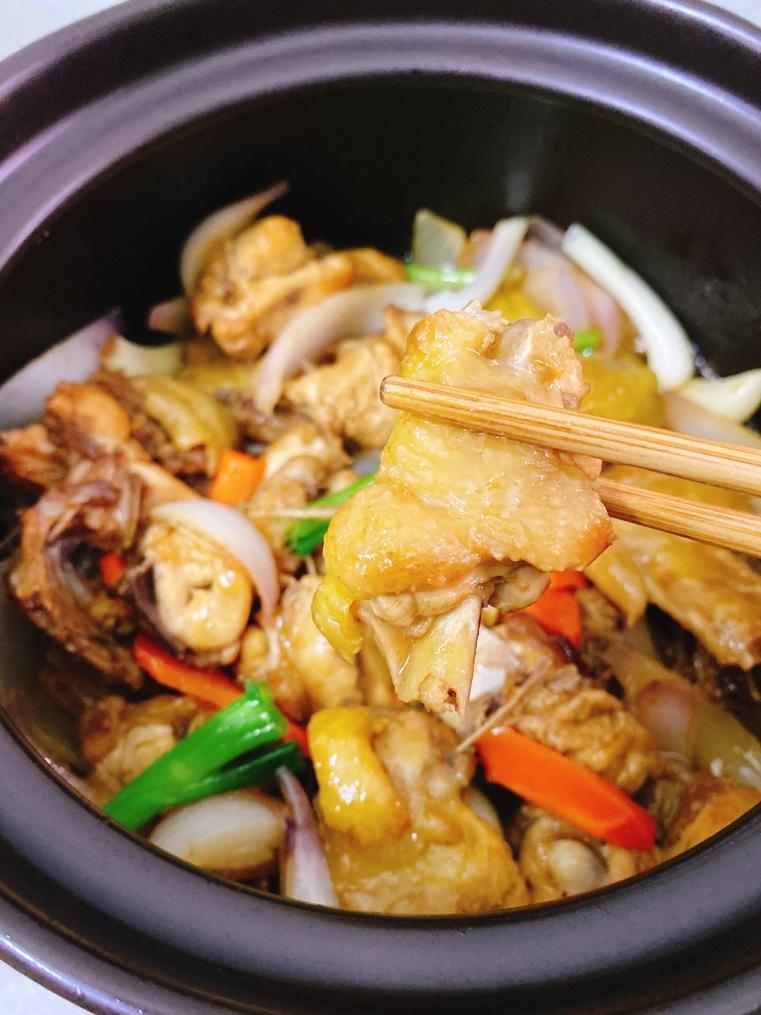 一鸡两吃的广东鸡煲