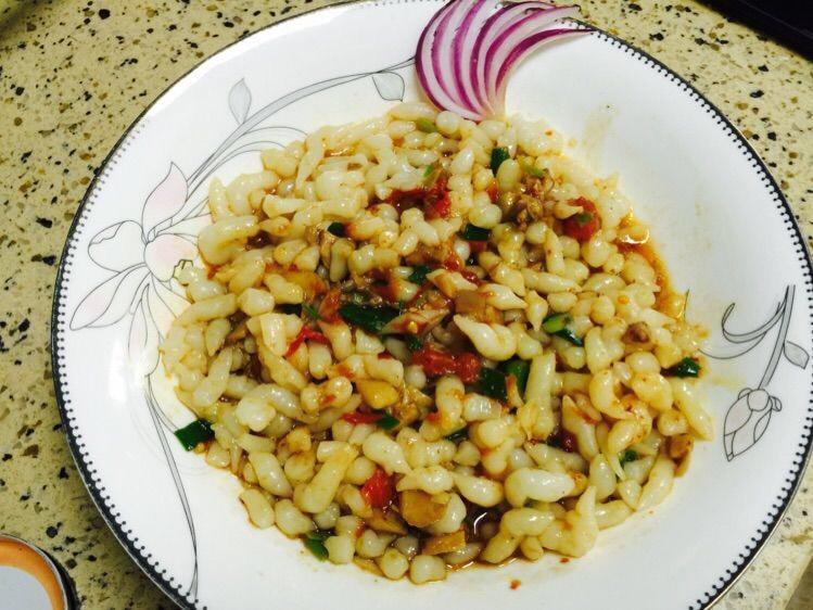 漏鱼鱼是陕西小吃，滑嫩爽口，最适合孩子和老人或牙齿不好的人食用。在以前由于人们太穷，是用玉米面做成这道美食，后来人们生活好了就改良用麦面粉。