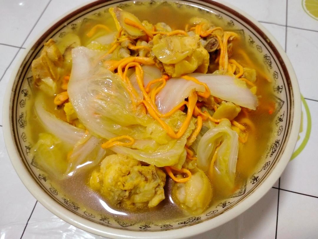 莲藕花生胡萝卜汤