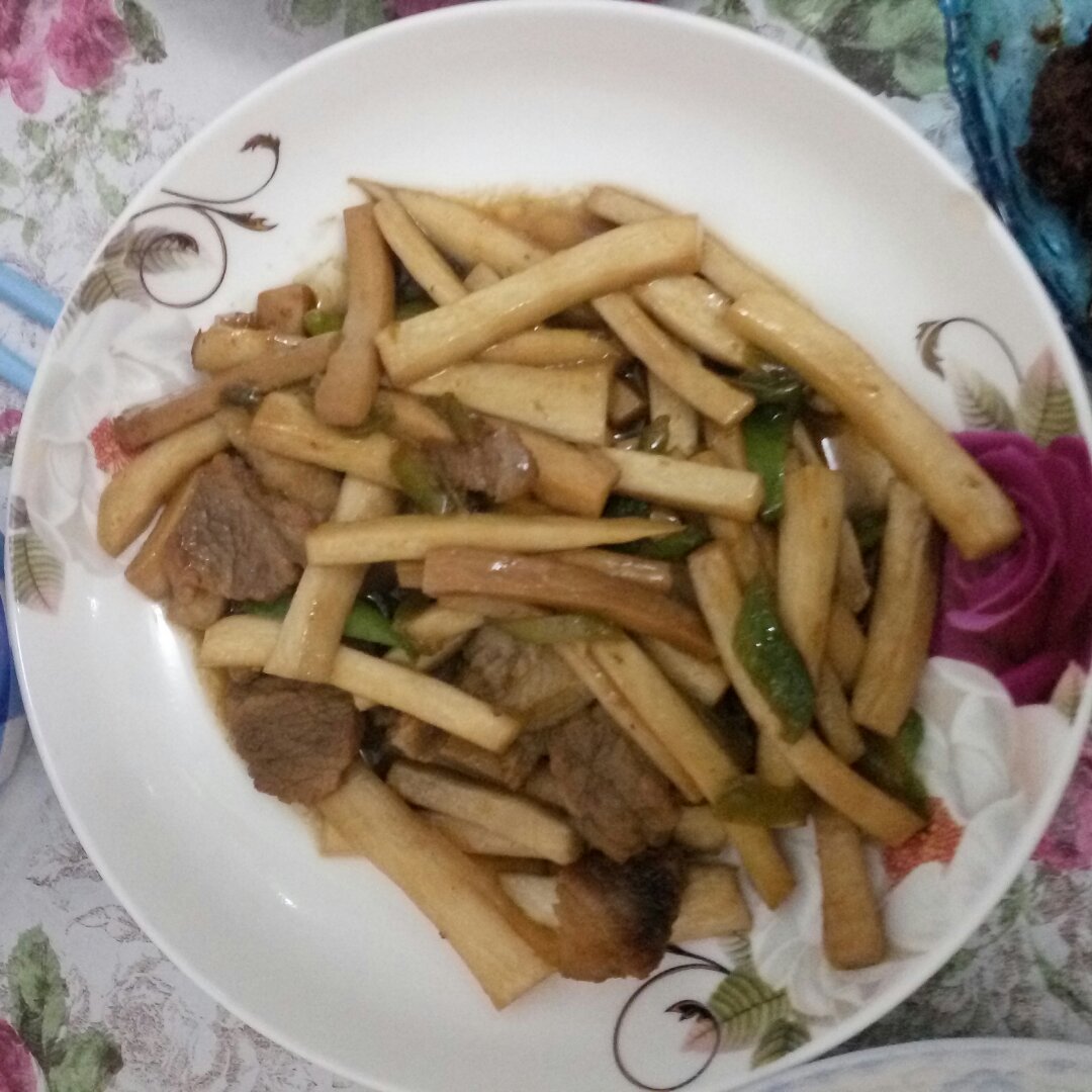 五花肉干锅茶树菇