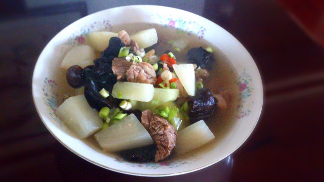 白萝卜牛腩汤