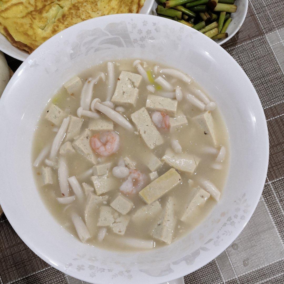 白玉菇鲜虾豆腐汤（咸蛋黄增鲜）