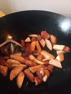 秋冬惹味菜单：香芋腊鸭煲的做法 步骤5