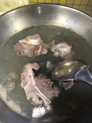 快手版韩式牛脊骨汤的做法 步骤1