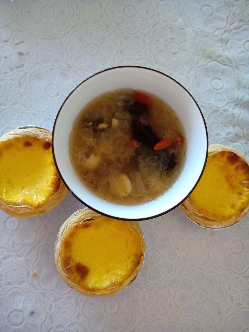 冰糖银耳莲子羹。（内附电饭煲做法）