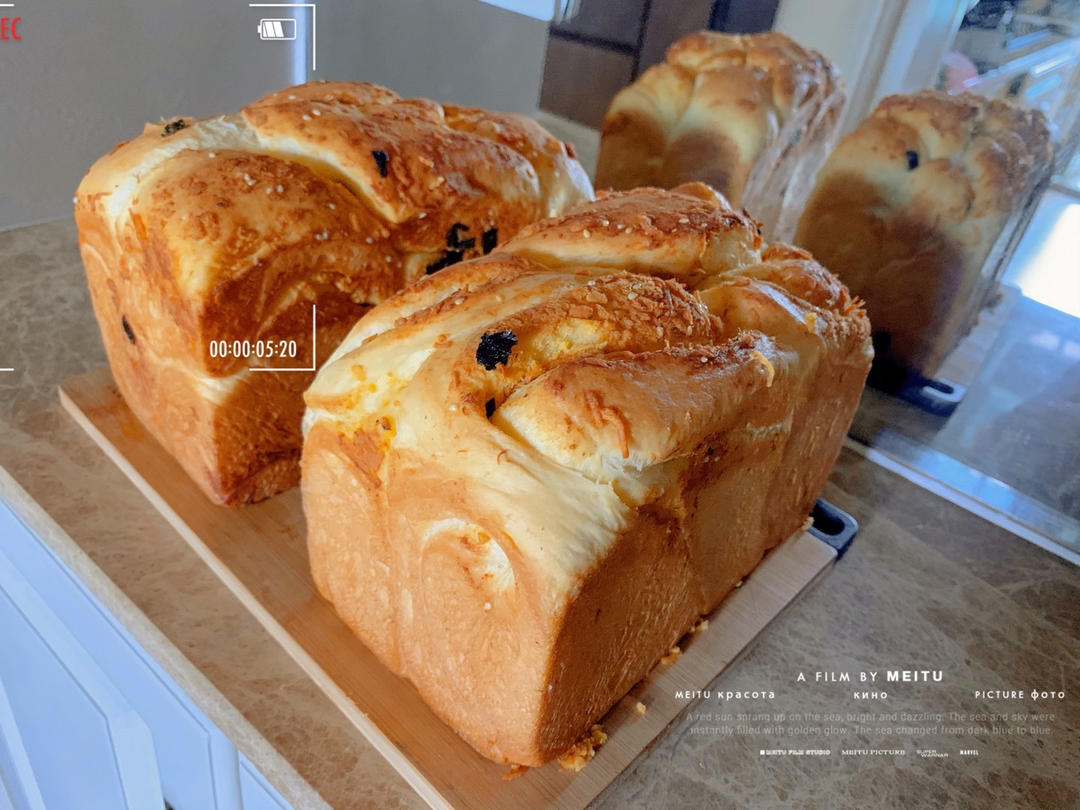 咸蛋黄肉松吐司