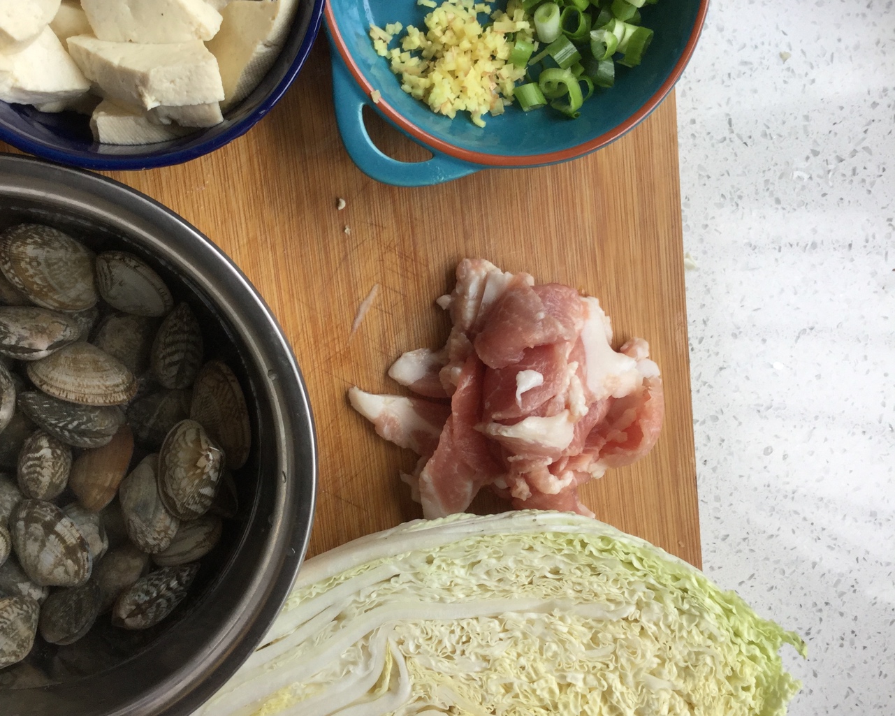 白菜豆腐蚬子汤的做法 步骤1