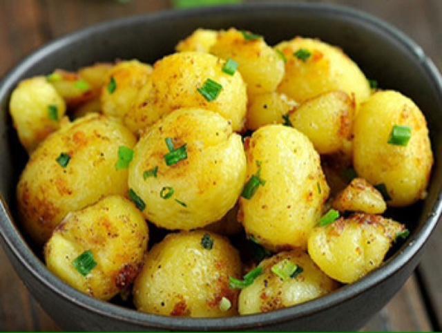 其貌不扬，圆不溜秋的土豆很难引起我们的注意，但在西方土豆甚至成为人们餐桌上的主食。土豆的营养价值很高，虽富含淀粉，但却不易使人发的做法
