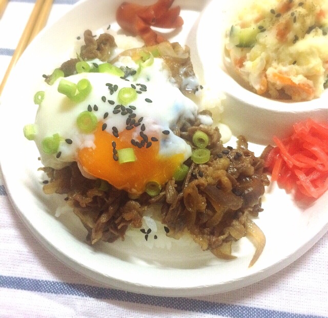 牛丼温泉卵入り（日式温泉蛋牛肉饭）