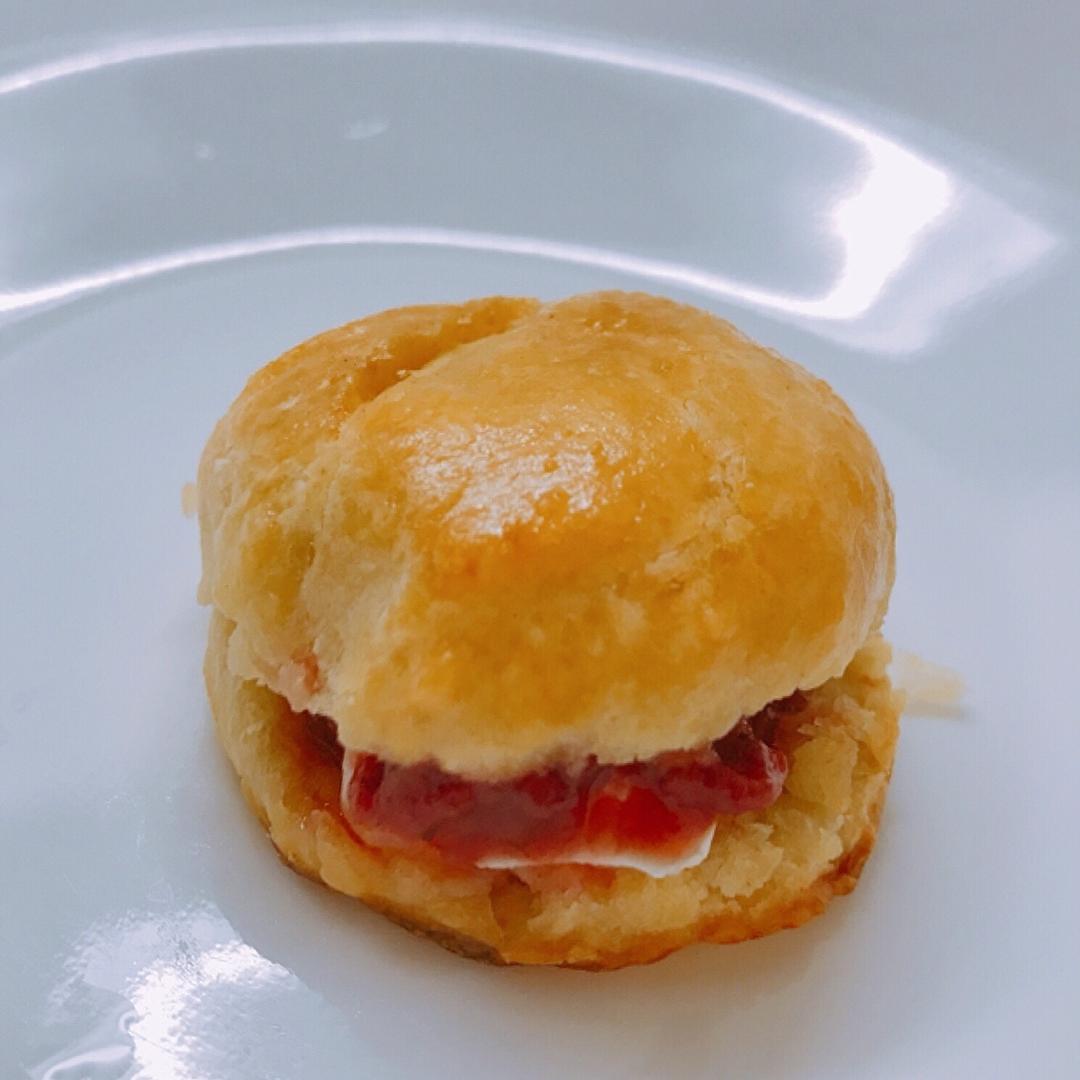 【视频】3分钟 奶油司康Scone(可能是世界上最快手的司康) 消耗淡奶油～
