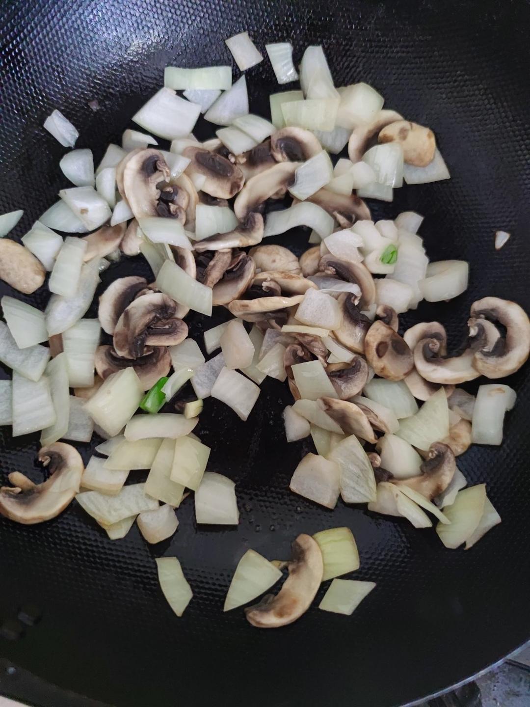 超惊艳奶油蘑菇汤(牛奶版本)