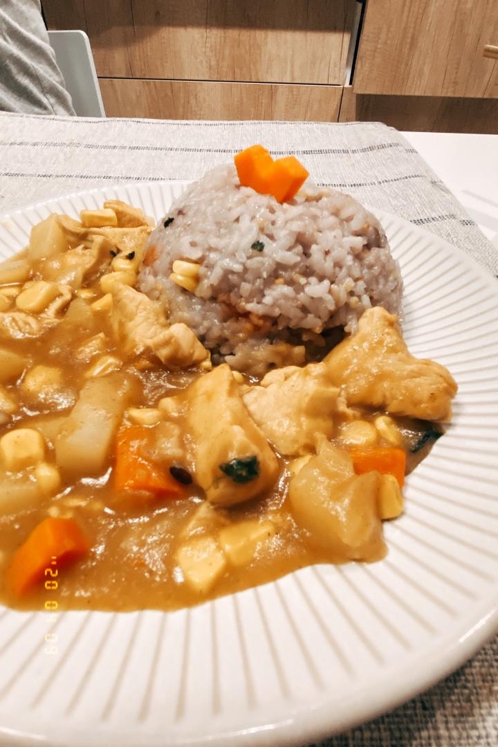 人见人爱花见花开🐤         三只小鸡日式咖喱饭