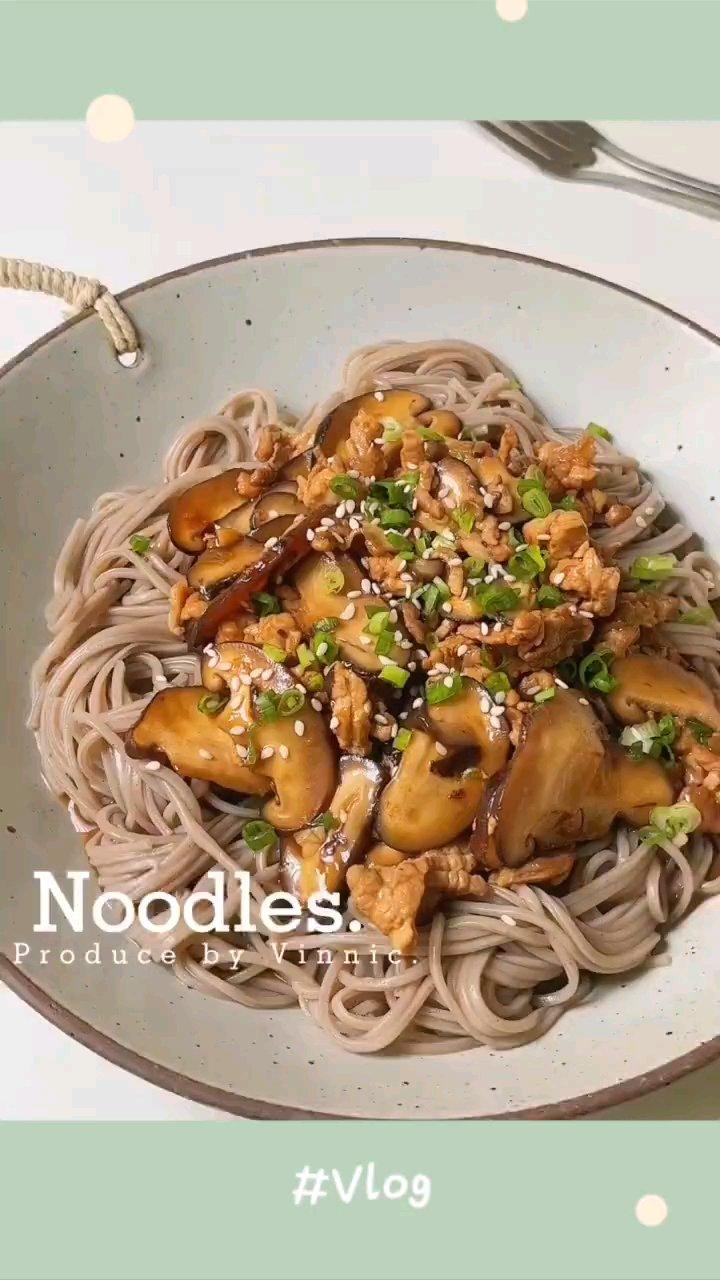 香菇肉丝拌面🍜低卡低脂巨好吃 · 🤤