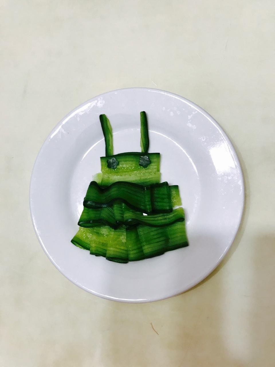 小甜甜仔仔做的创意黄瓜盘饰摆盘拼盘有小裙子