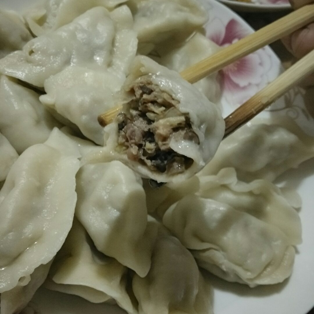 芹菜木耳鲜肉水饺