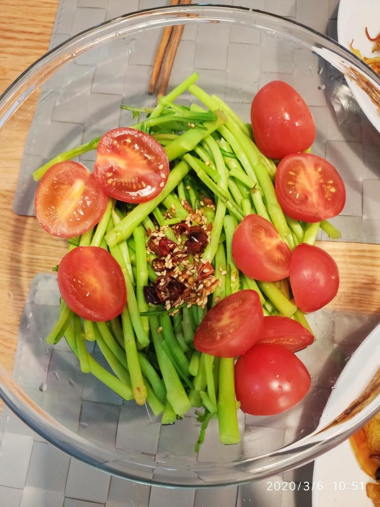 中式温拌沙拉（樱桃番茄拌篱蒿）的做法
