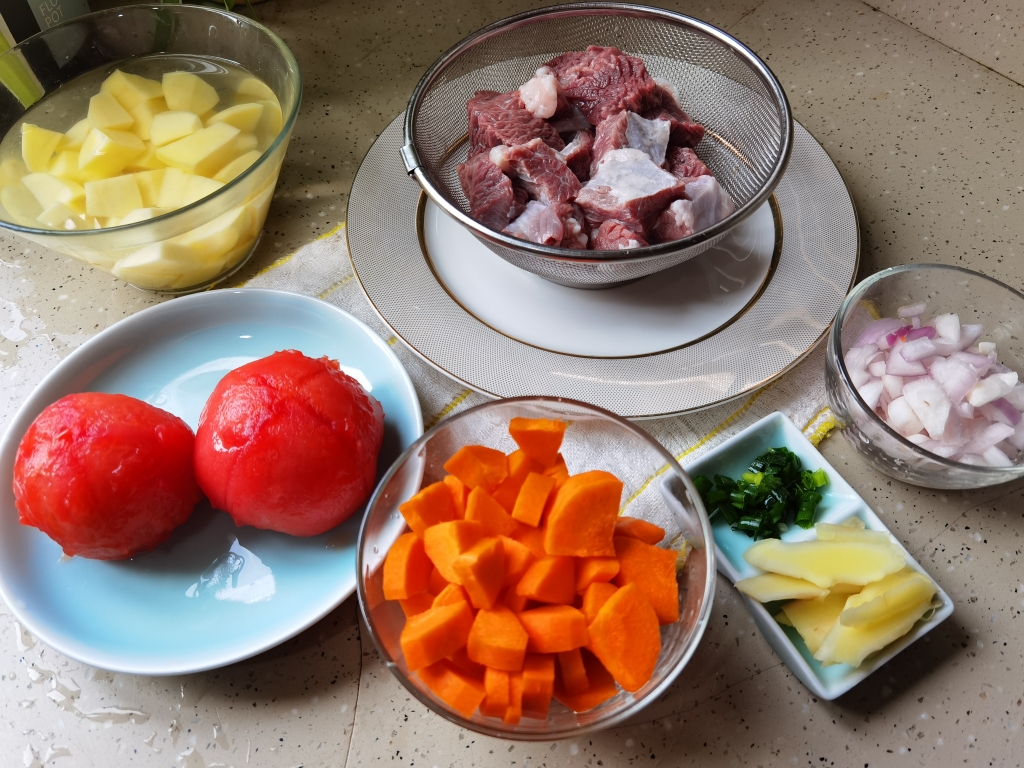 私房牛腩番茄土豆汤的做法 步骤2