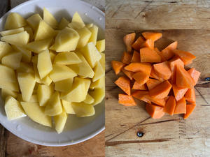 土豆烩胡萝卜的做法 步骤1