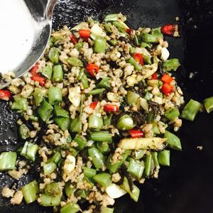 四季豆橄榄菜肉末炒饭的做法 步骤4