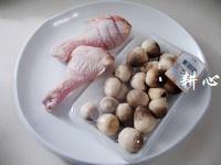 草菇炒鸡腿肉的做法 步骤1