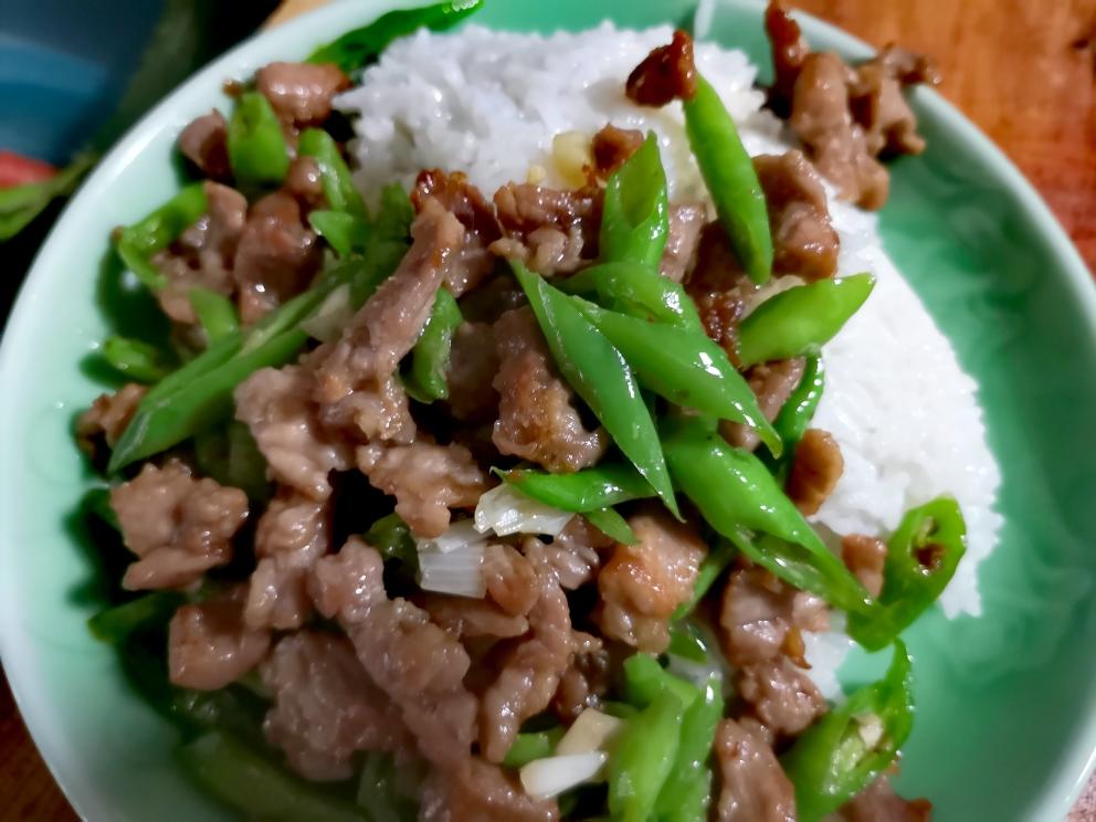 情侣款简易版青椒肉丝盖饭的做法