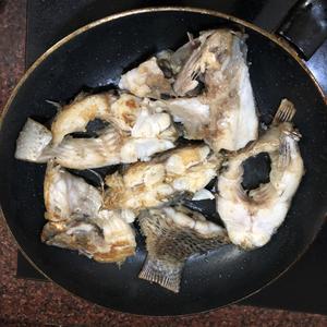 豆腐焖鱼的做法 步骤1