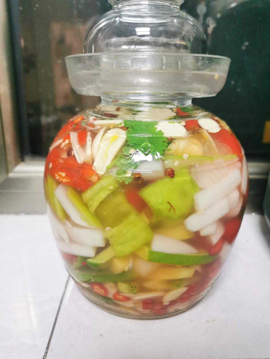 厨师长教你：四川“跳水泡菜”的家常做法，酸甜脆爽，开胃解腻
