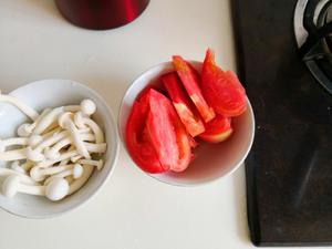 番茄白玉菇汤的做法 步骤1