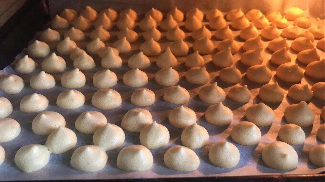 宝宝第一口健康零食！超级无敌好吃到爆炸！入口即化！材料只有1个鸡蛋 ！10g奶粉！5g淀粉 ！酥脆可口 ！幸福的味道 ！