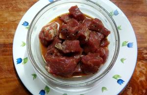 杏鲍菇炒牛肉粒的做法 步骤2