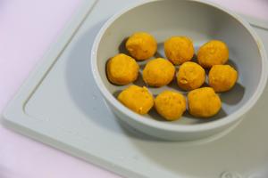 南瓜蛋黄小丸子（减肥甜品&宝宝辅食）的做法 步骤3