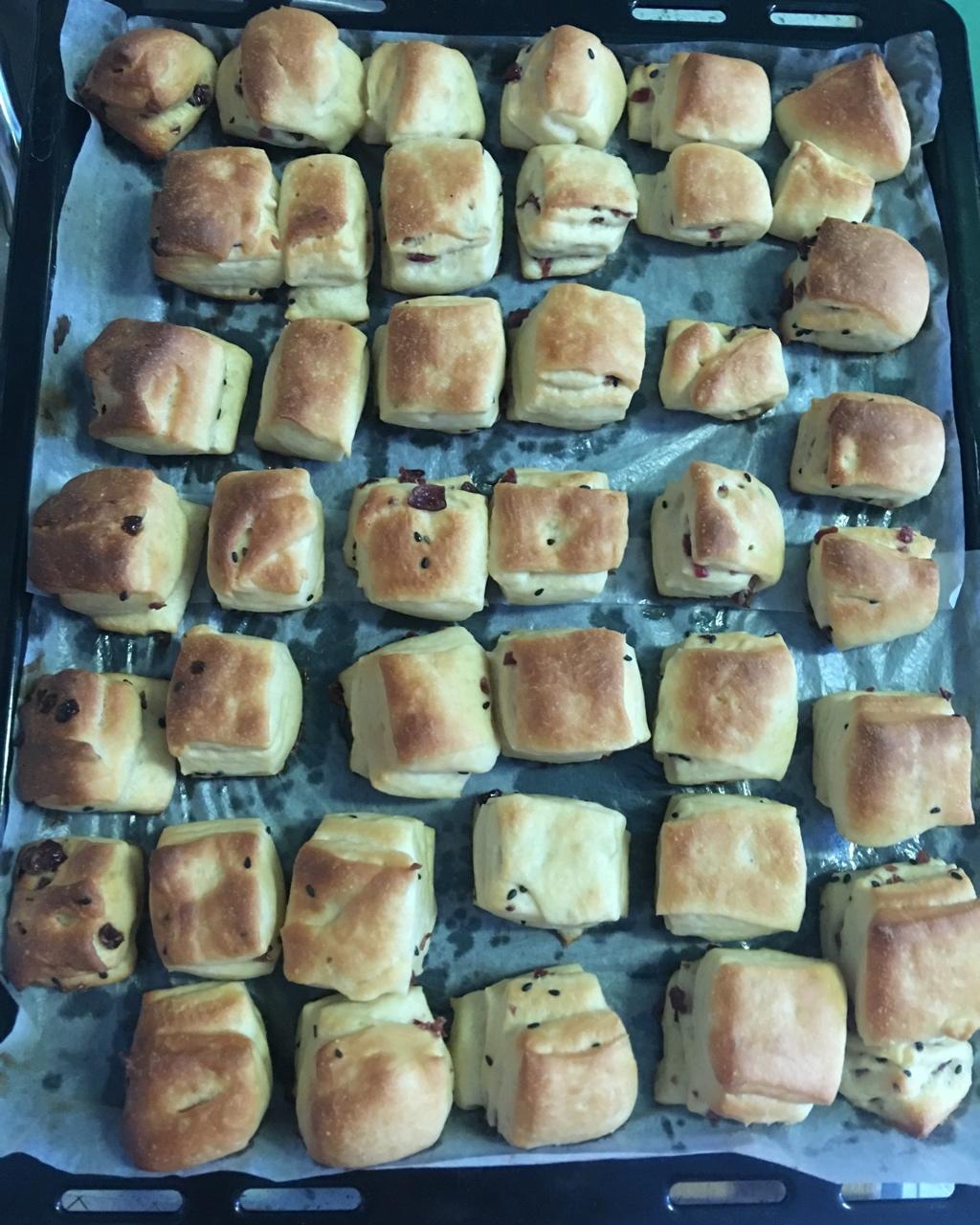 宝宝辅食：蔓越莓酸奶面包小方—出门必备点心，低油低糖，松软香甜，好吃停不下来！12M+