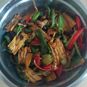 腐竹豆豉炒肉，的做法 步骤9