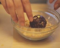 花生巧克力球－视频【没牌子】的做法 步骤10