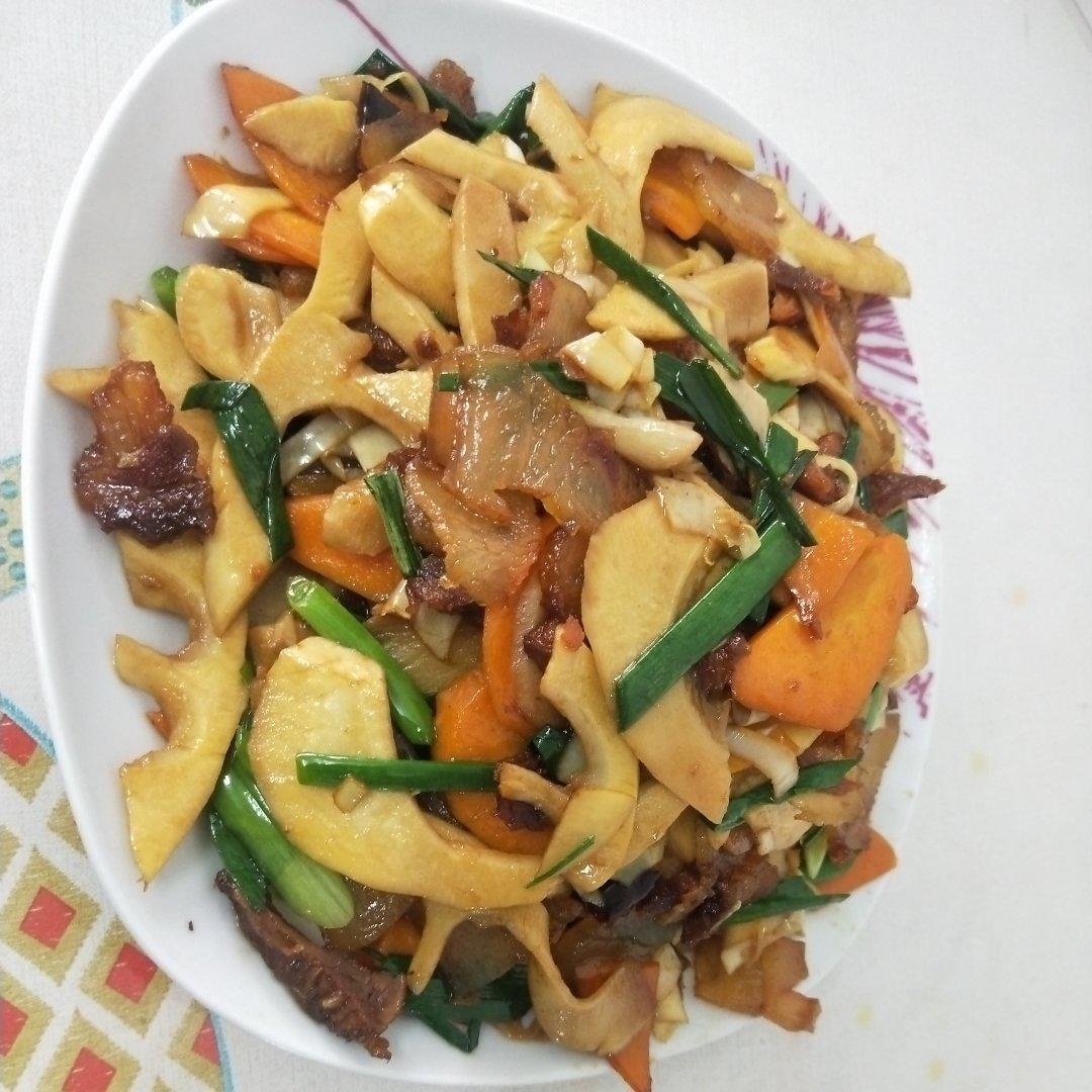 吃出春天，新鲜春笋炒腊肉（附新鲜笋片麻口苦涩处理方法）