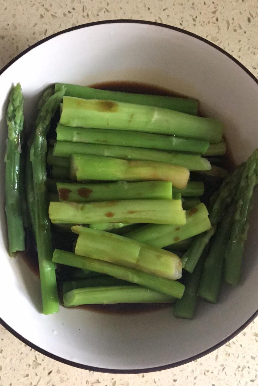 适合减肥妹子的浇汁芦笋