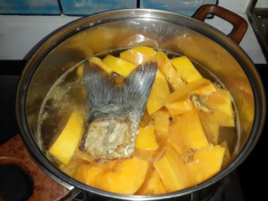 胃炎食谱：木瓜鲩鱼尾汤，秋季喝它解腹胀，暖胃养身的做法 步骤3