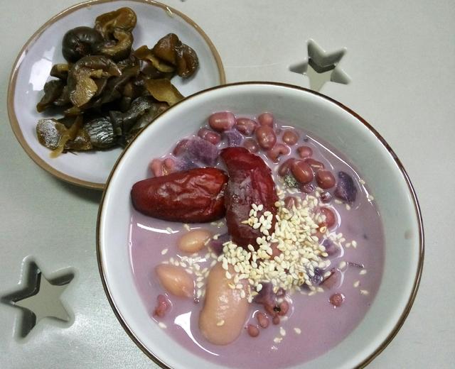 紫薯红豆薏米芸豆牛奶粥的做法
