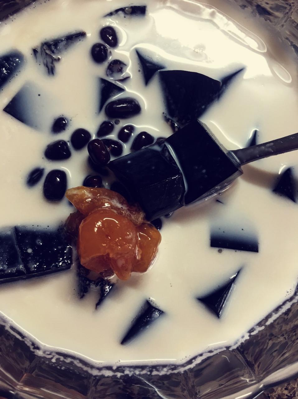 小鱼儿清做的红豆牛奶龟苓膏