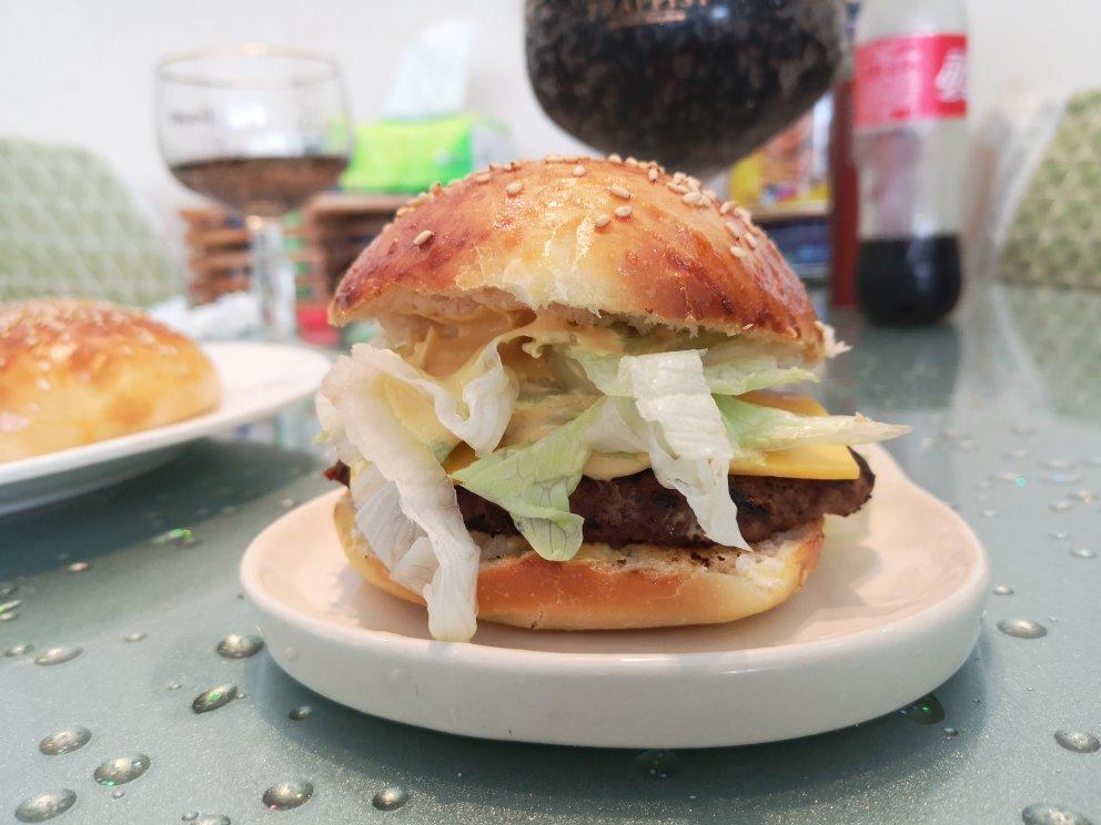 正宗的麦当劳双吉牛肉汉堡