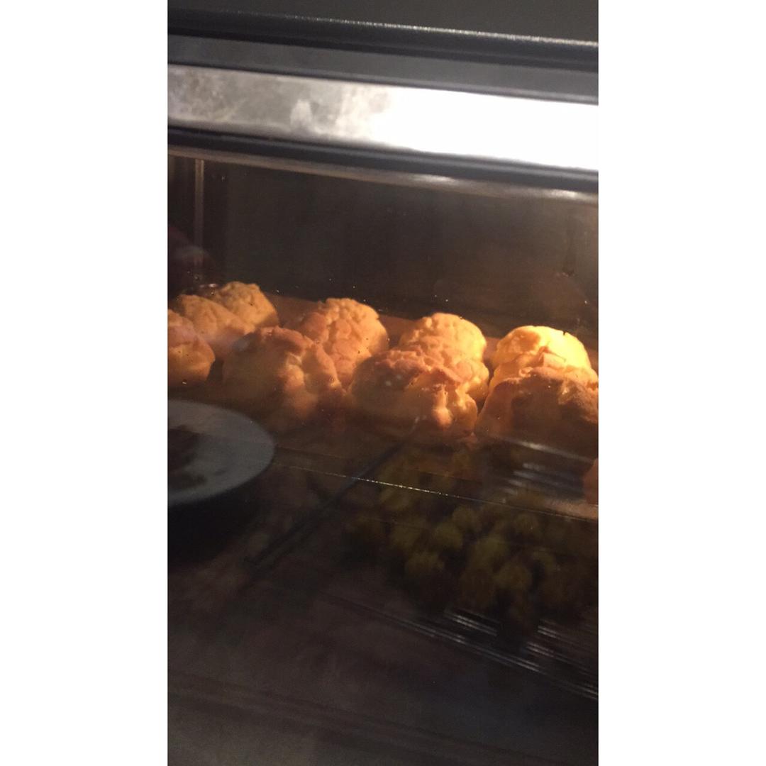 酥皮奶油泡芙--#皮黑森林#