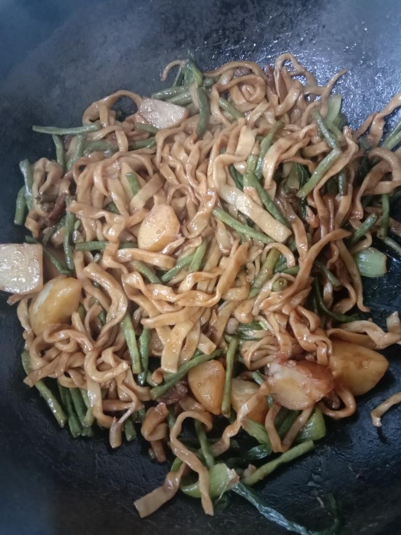 五花肉豆角土豆铁锅焖面