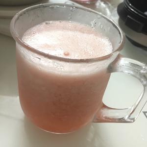 草莓芝士奶盖茶的做法 步骤2