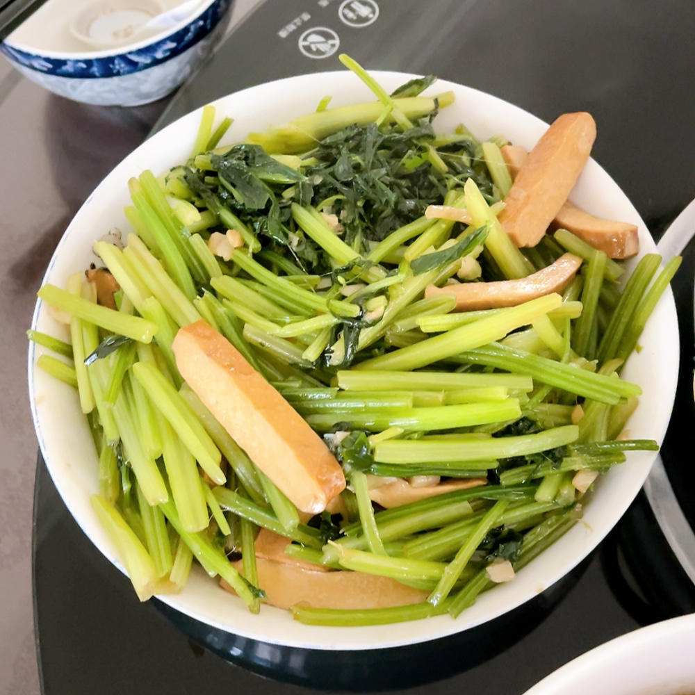 午餐晚餐简单快手下饭菜芹菜炒香干