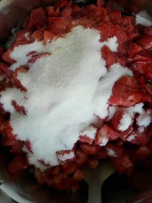 留住草莓的色、香、味––草莓果酱的做法 步骤1