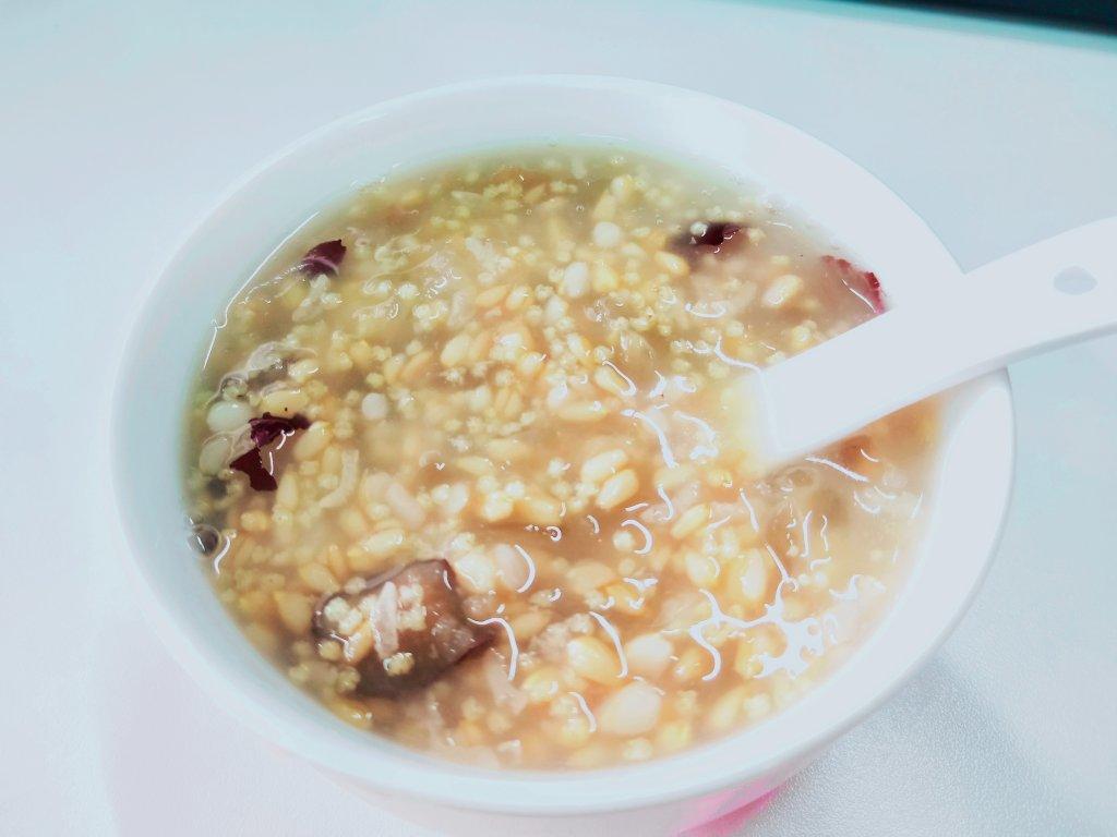 燕麦小米银耳红枣粥